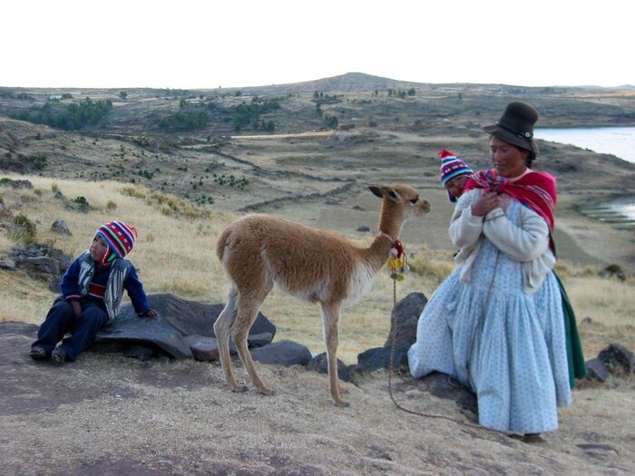 Peruanische Familie mit Alapaka
